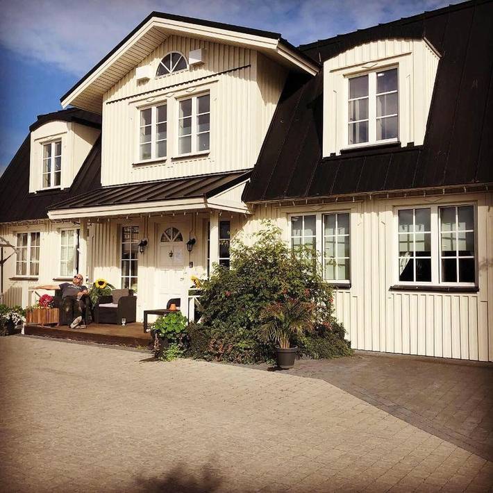 Villa for 2 people, with Terrace and Hot tub as well as Yard and Pool in Iceland