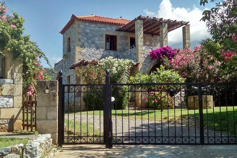 Geheel appartement, Eerste verdieping appartement met mooie berg en uitzicht op zee in de buurt van de zee in Stoupa, Messenia