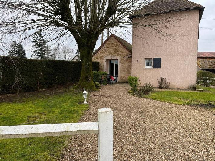 Gîte pour 4 personnes, avec jardin à Champlecy