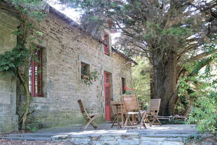 Chambre d’hôte pour 3 personnes, avec terrasse ainsi que jardin et piscine à Sixt-sur-Aff