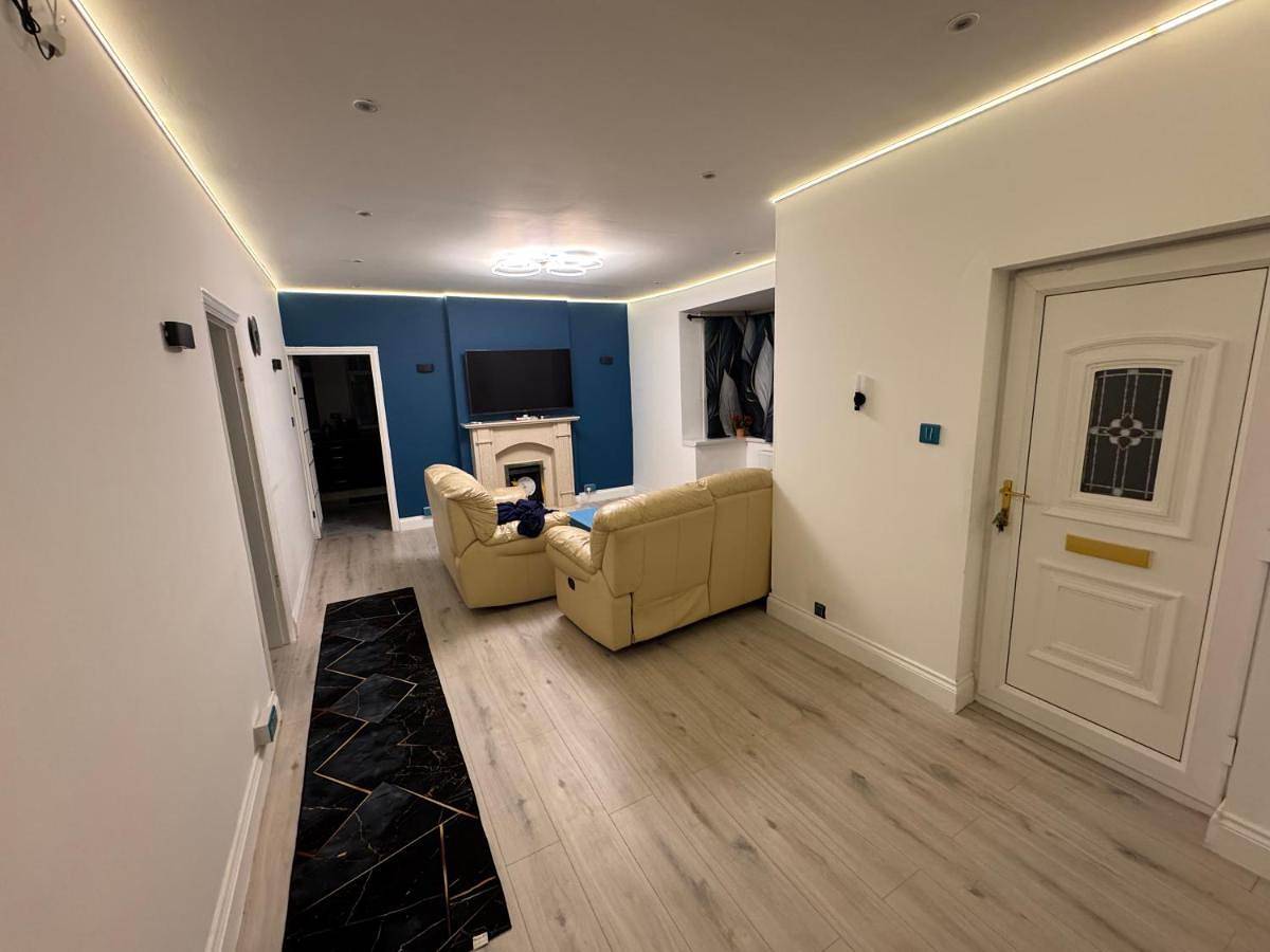 Big room, king size bed with private bathroom in a Stylish 4 bed Home with Large Garden & Drive, in Coventry, Birmingham Area