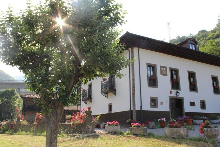 Hotel für 4 Personen, mit Garten in Lena
