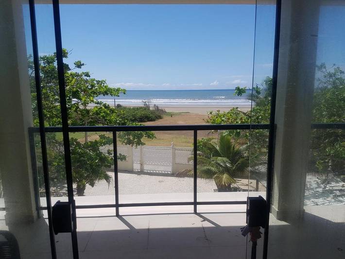 Casas e apartamentos de temporada para 5 pessoas, com terraço e piscina em Itanhaém