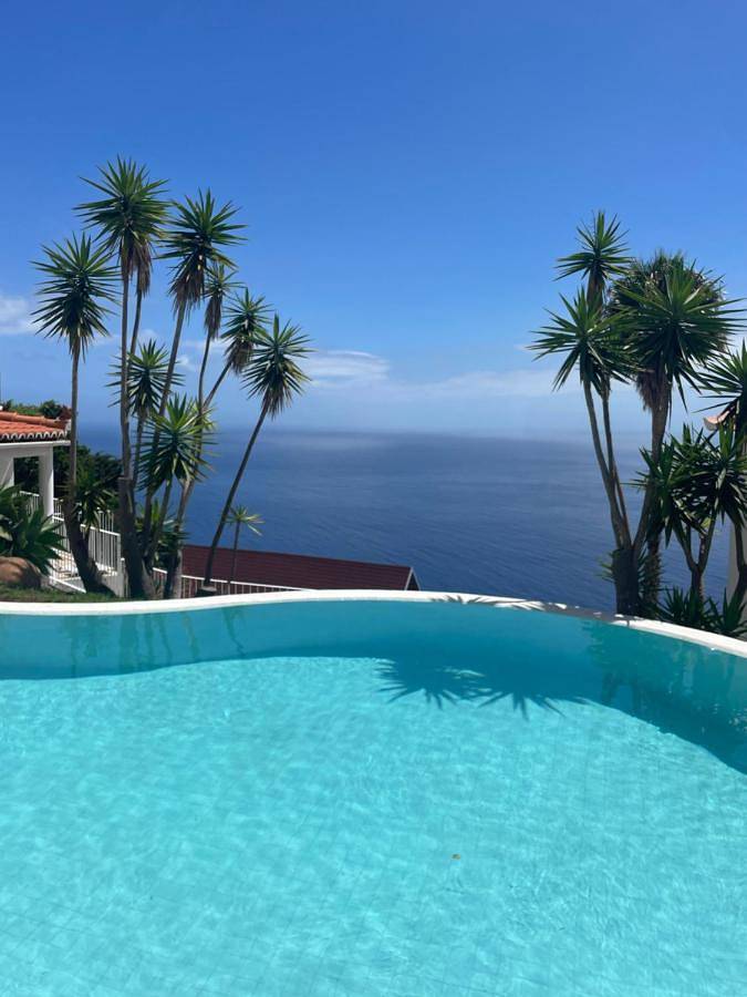 B&b voor 2 personen, with tuin and zwembad as well as uitzicht op Madeira