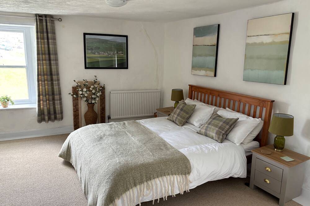 Overlooking Reeth Green, this welcoming cottage offers the perfect Yorkshire Dales escape. in Reeth, Yorkshire Dales National Park