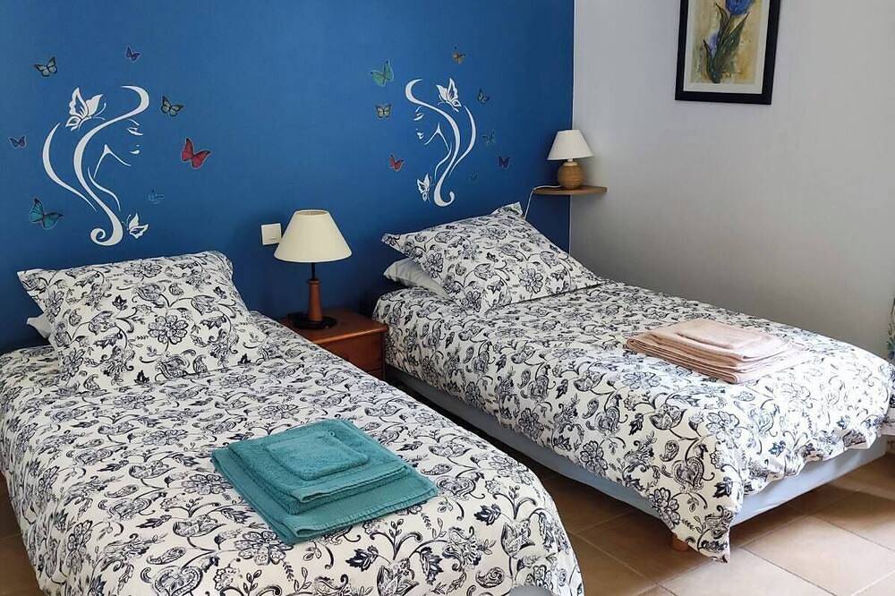 Gite 3 Étoiles Dans Le Luberon Avec Piscine Privatisée in Rustrel, Parc naturel régional du Luberon