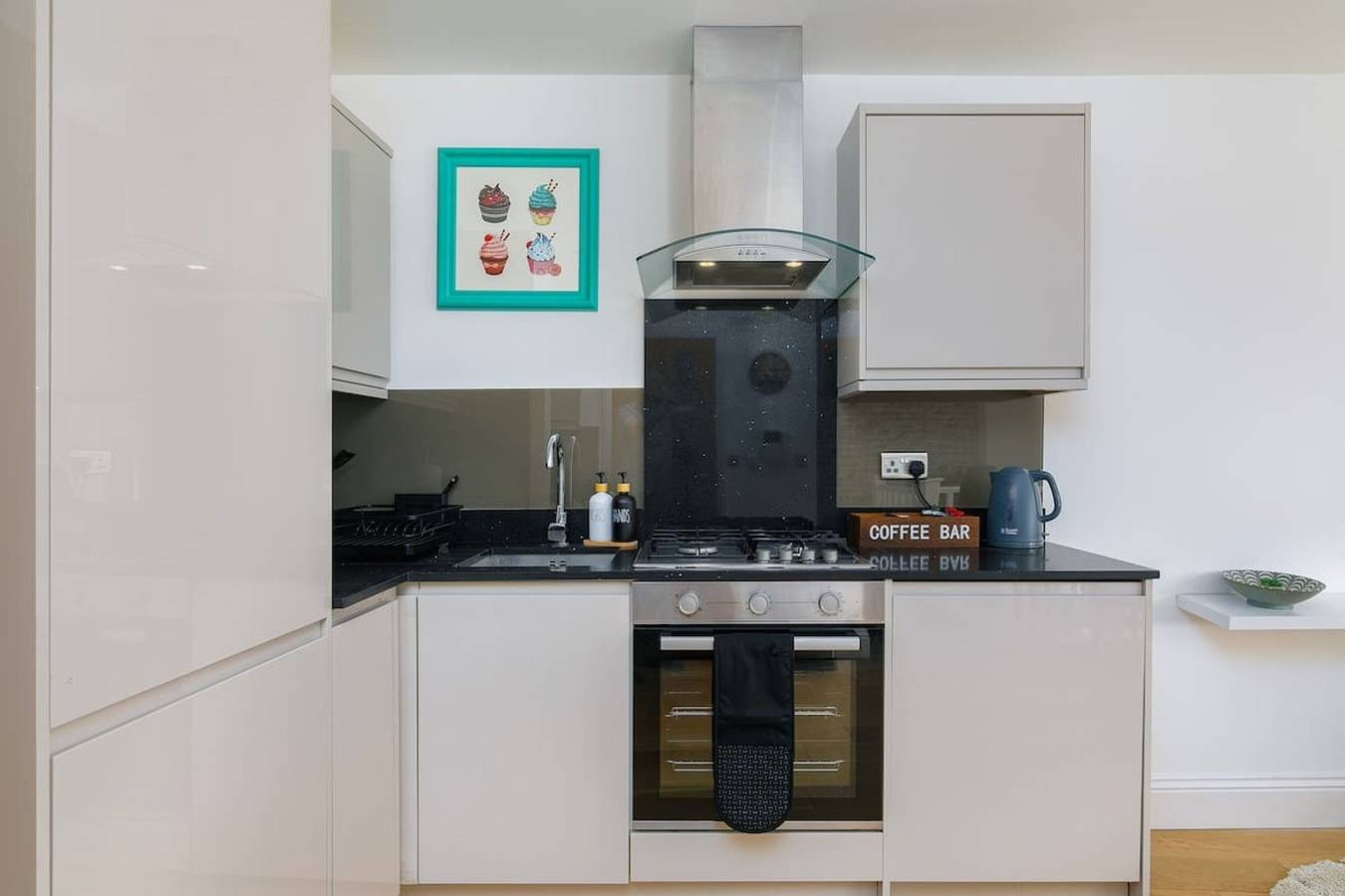 Entire apartment, Elegant Shoreditch Apartment with Private Balcony in Bethnal Green, London