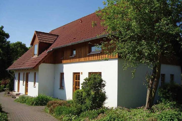 Ferienhaus für 7 Personen, mit Terrasse und Balkon/Terrasse sowie Pool in Brakel
