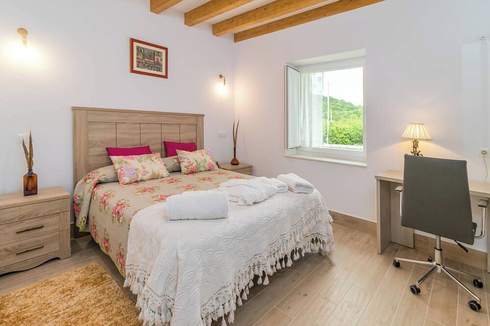 Balneario de Fontibre rodeado de finca privada de 5.000 m2 con jacuzzi y terraza in Fontibre, Hermandad de Campoo de Suso