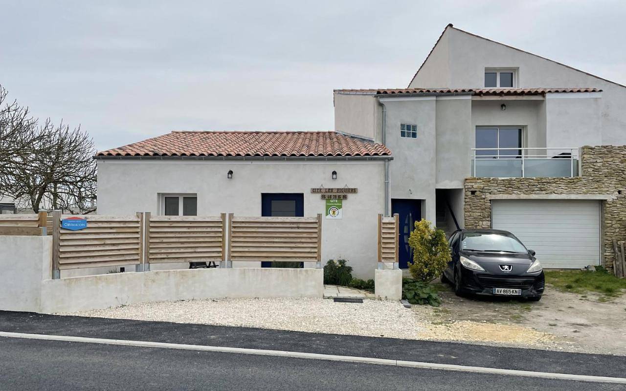 Appartement entier, Two-Bedroom Apartment in Saint-Laurent-de-la-Prée, Région de Rochefort