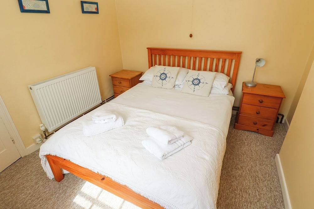 Brick Cottage, pet friendly, character holiday cottage in The Lizard in Kynance Cove, Cornwall