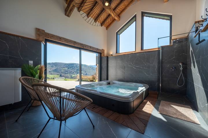 Gîte La Colline: Vista Montagna, Terrazza Privata e Jacuzzi in Fresse-sur-Moselle, Épinal e dintorni