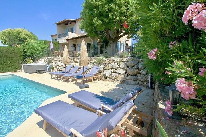 Villa pour 6 personnes, avec piscine ainsi que jardin et jacuzzi à Cagnes-sur-Mer