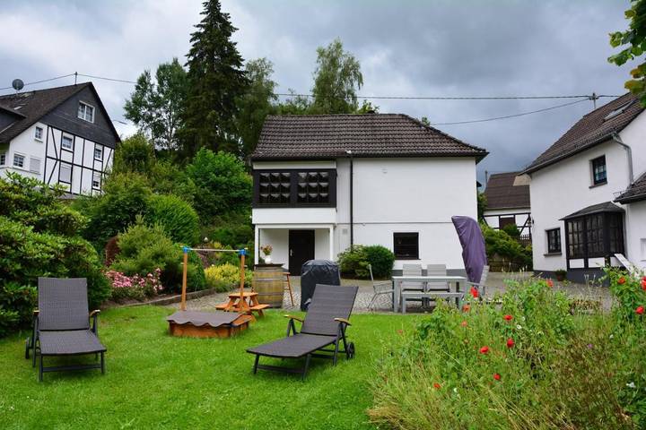 Ferienhaus für 4 Personen, mit Terrasse und Garten sowie Kinderpool und Ausblick