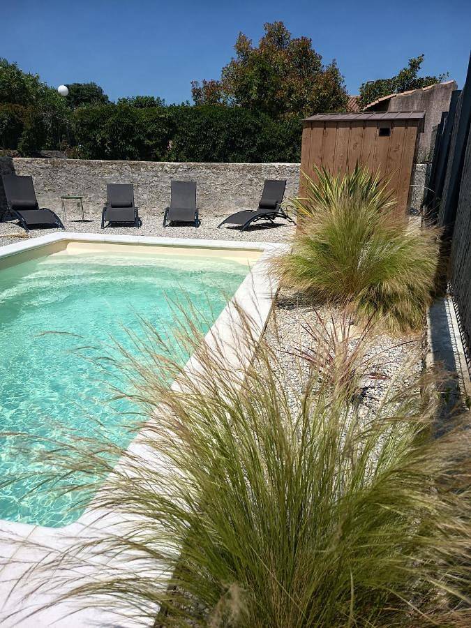 Location de vacances pour 6 personnes, avec vue ainsi que jardin et piscine à Saint-Maurice-sur-Eygues