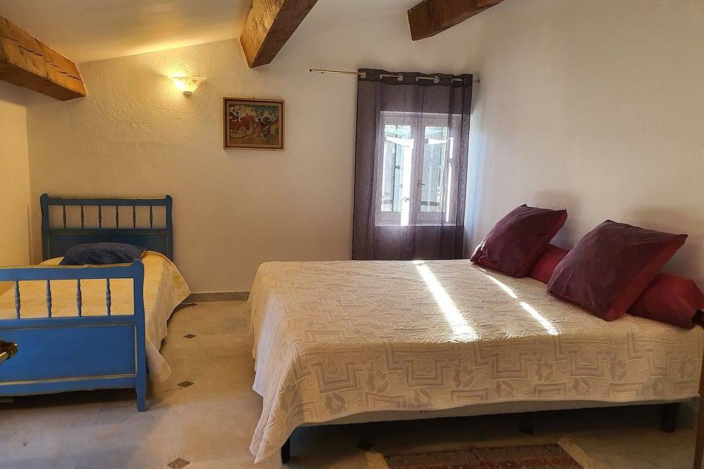 Appartement entier, Gîte-Appartement Demi-Etage-Jacinthe in Lauris, Parc naturel régional du Luberon