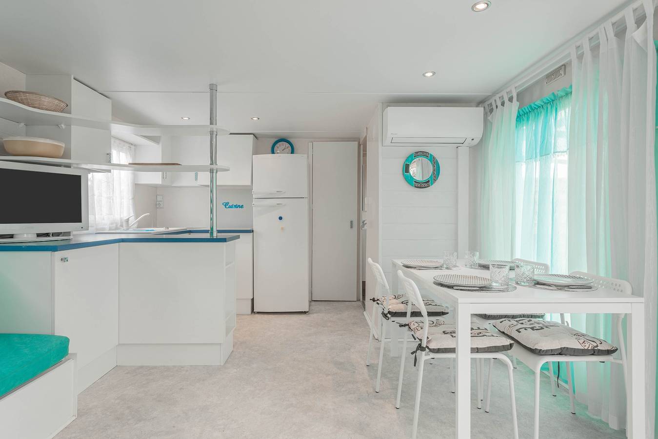 Green Mobile Home with Private Terrace and Wi-Fi in Roquebrune-sur-Argens, Mediterranean Coast (France)
