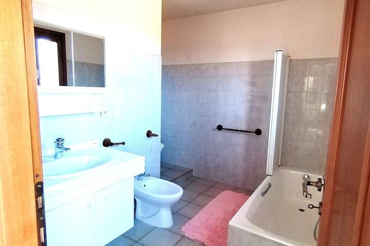 Ganze Wohnung, Garden apartment in country villa, swimming pool, 5 minutes from village. in Roquefort-les-Pins, Mittelmeerküste (Frankreich)