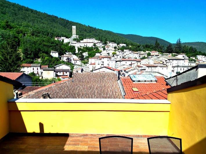 Gîte pour 6 personnes, avec vue et terrasse à Introdacqua