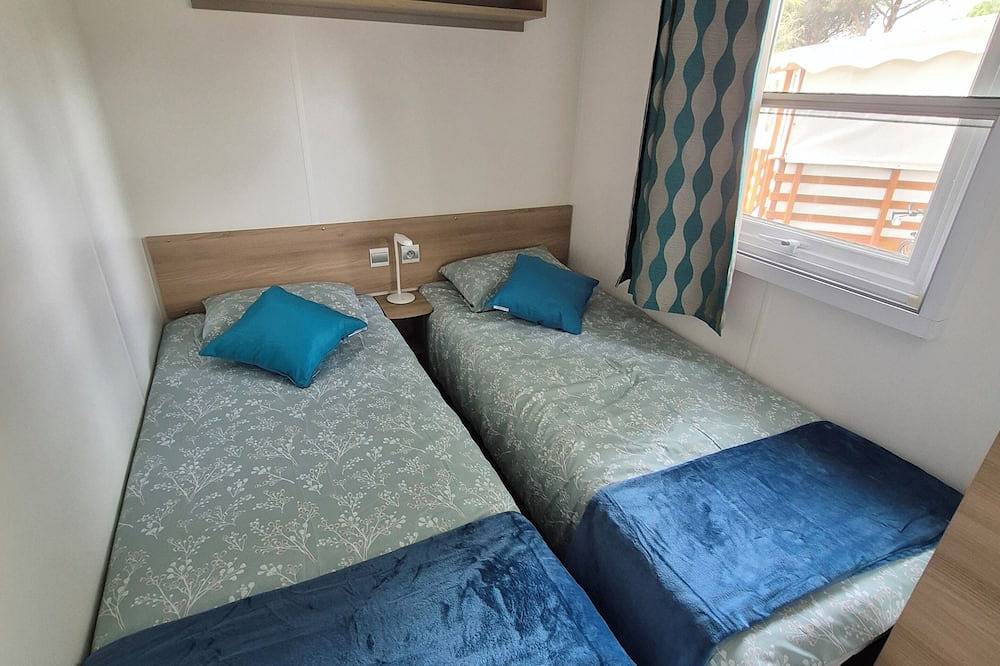 Comfortable mobile home for 6 to 8 people with covered terrace at Lac des Rêves in Lattes, Côte d'Améthyste