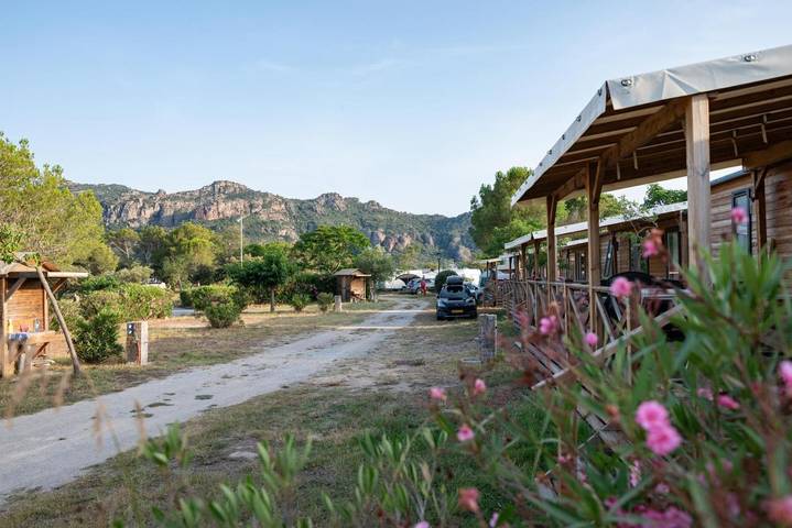 Camping pour 4 personnes, avec piscine et jardin, animaux acceptés à Le Muy - 2