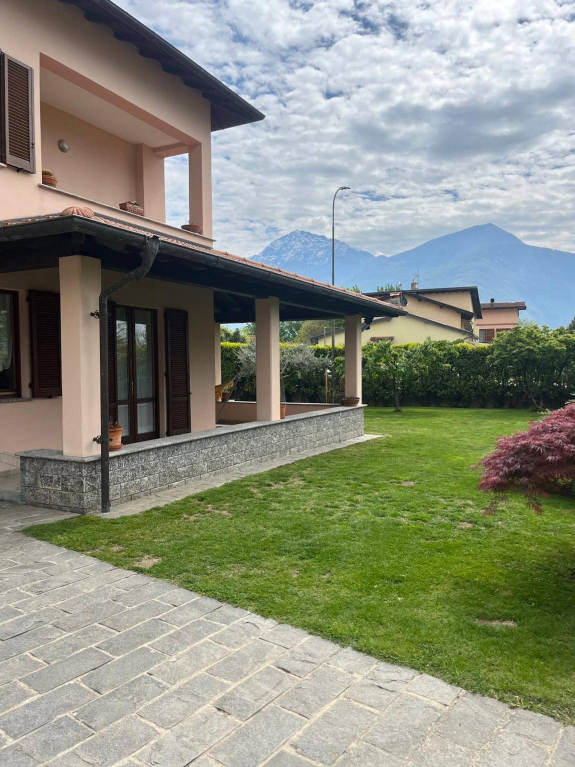 Apartamento entero, Apartamento 'Lago' con vistas a la montaña, terraza privada y Wi-Fi in Dongo, Lago de Como