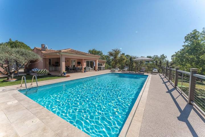 Location de vacances pour 4 personnes, avec vue ainsi que piscine et jardin à Saint-Maximin-la-Sainte-Baume - 2