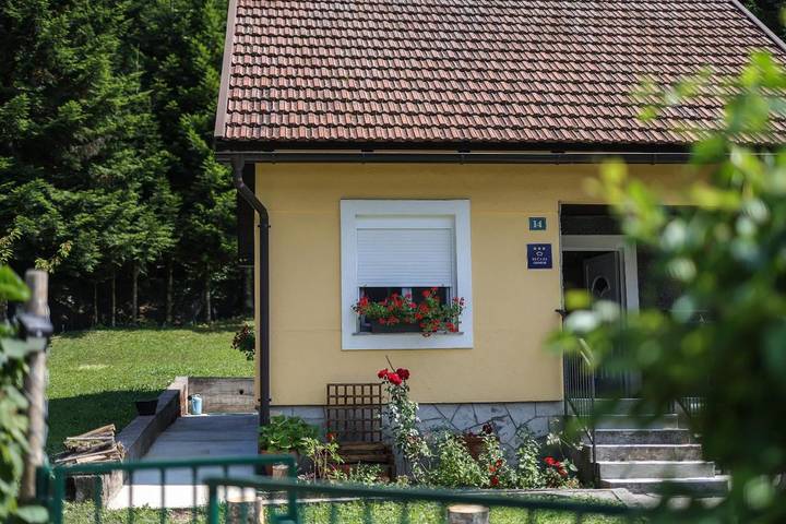 Location de vacances pour 4 personnes, avec Jacuzzi et Terrasse ainsi que Jardin et Piscine dans Brod na Kupi