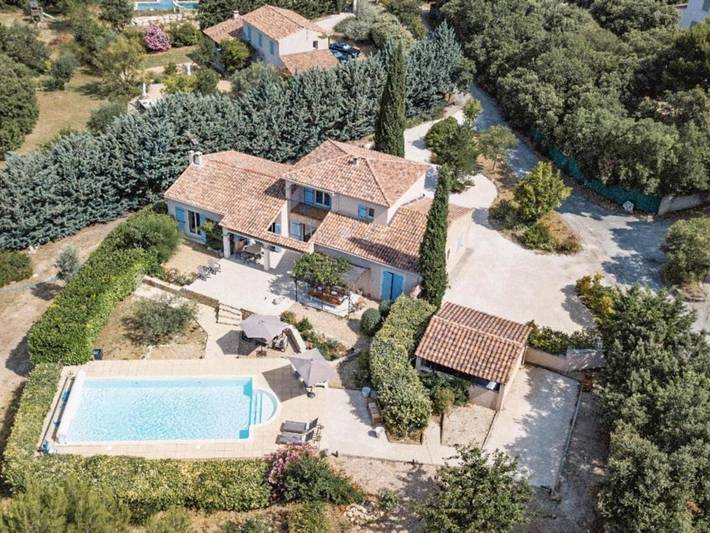 Location de vacances pour 8 personnes, avec piscine ainsi que jardin et balcon à La Roque-sur-Pernes