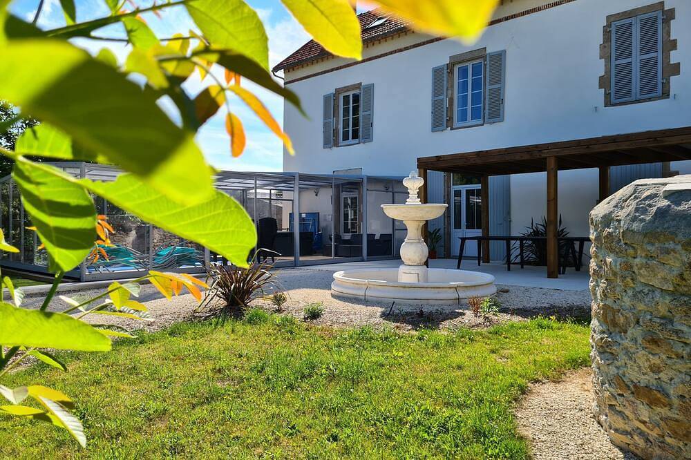 Gîte jusqu’à 21 personnes avec piscine couverte/chauffée et spa à Bournezeau in Bournezeau, Région de La Roche-sur-Yon