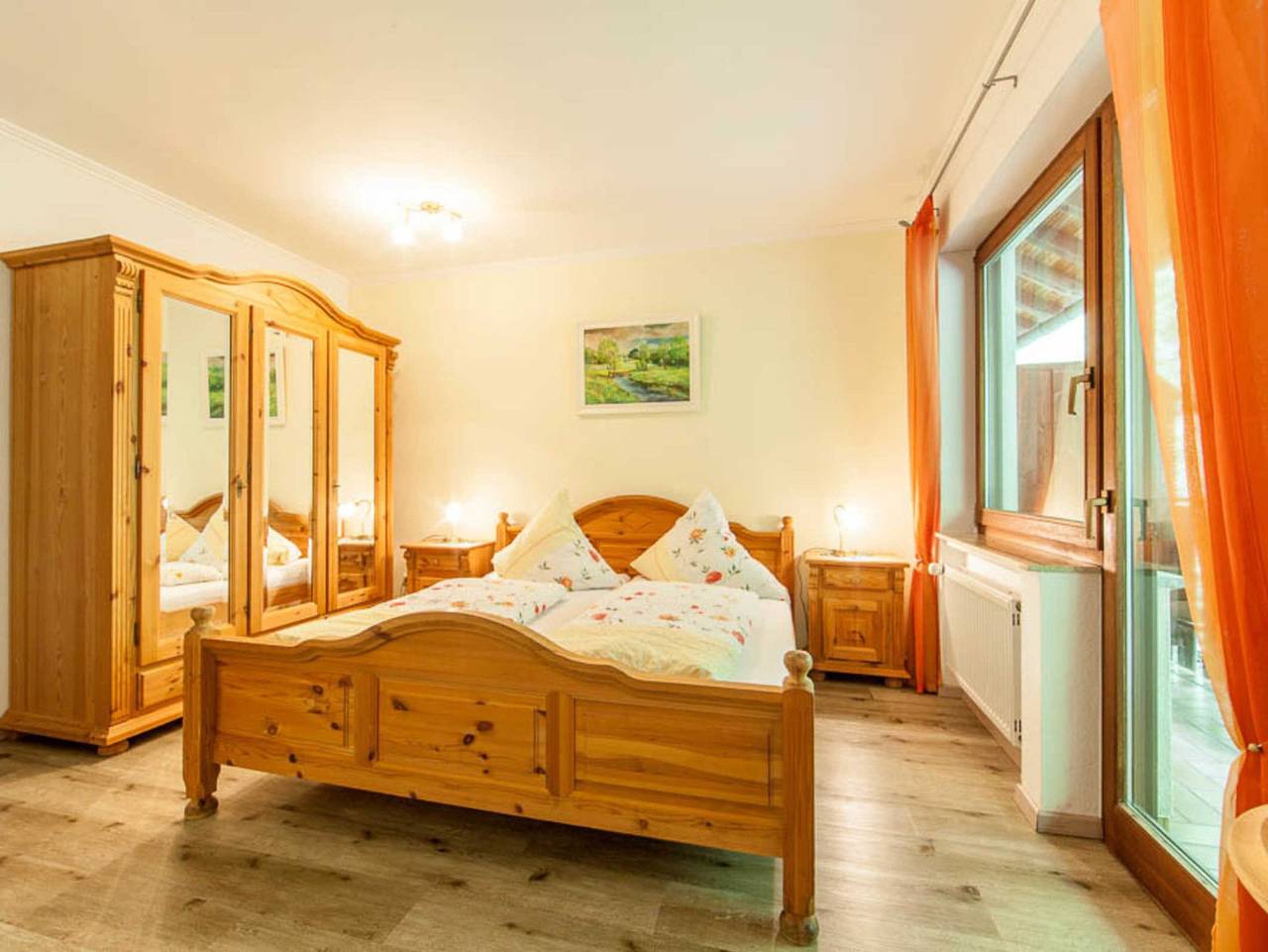 Landgasthaus Zum Kreuzberg - Großes Doppelzimmer in Schönbach, Vulkaneifel