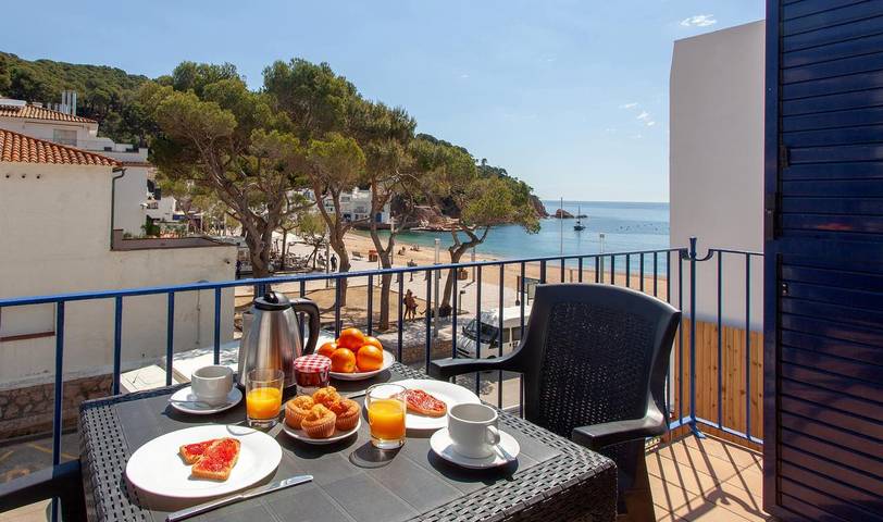 Location de vacances pour 8 personnes, avec Vue sur l’océan ainsi que Balcon et Terrasse à Tamariu
