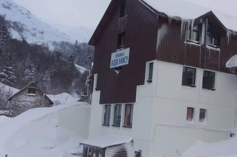 Entire apartment, Ski-In/Ski-Out Apartment with Private Ski Storage, Sleeps 4 in Mont-Dore, Volcans d'Auvergne Regional Nature Park