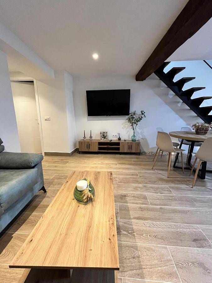 Casa de vacaciones para 7 personas, con vistas además de balcón y jardín - 1