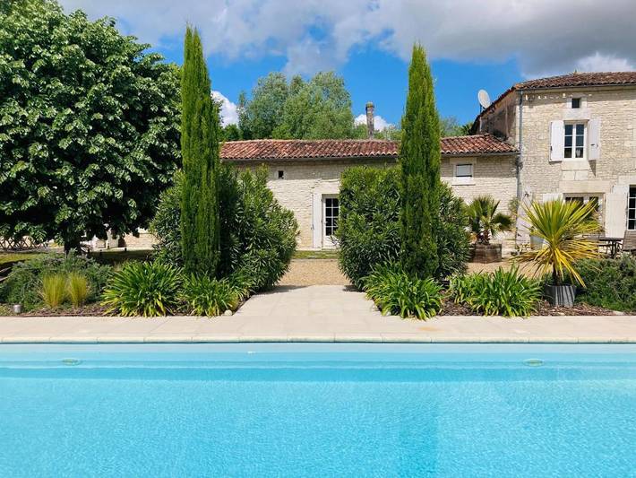 Gîte pour 4 personnes, avec piscine et jardin à Nercillac
