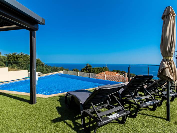 Gîte pour 14 personnes, avec jardin et balcon