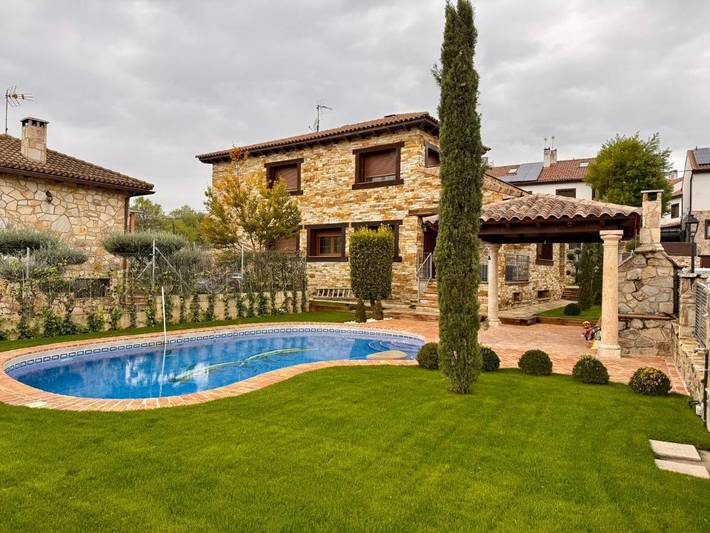 Casa rural para 14 personas, con vistas además de jardín y piscina en Redueña