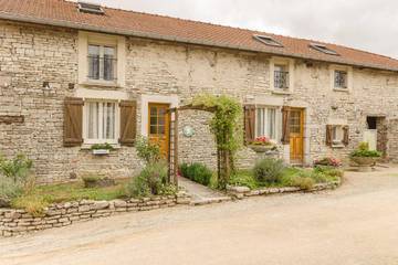 Gîte pour 9 personnes, avec terrasse et jardin, adapté aux familles à Baroville
