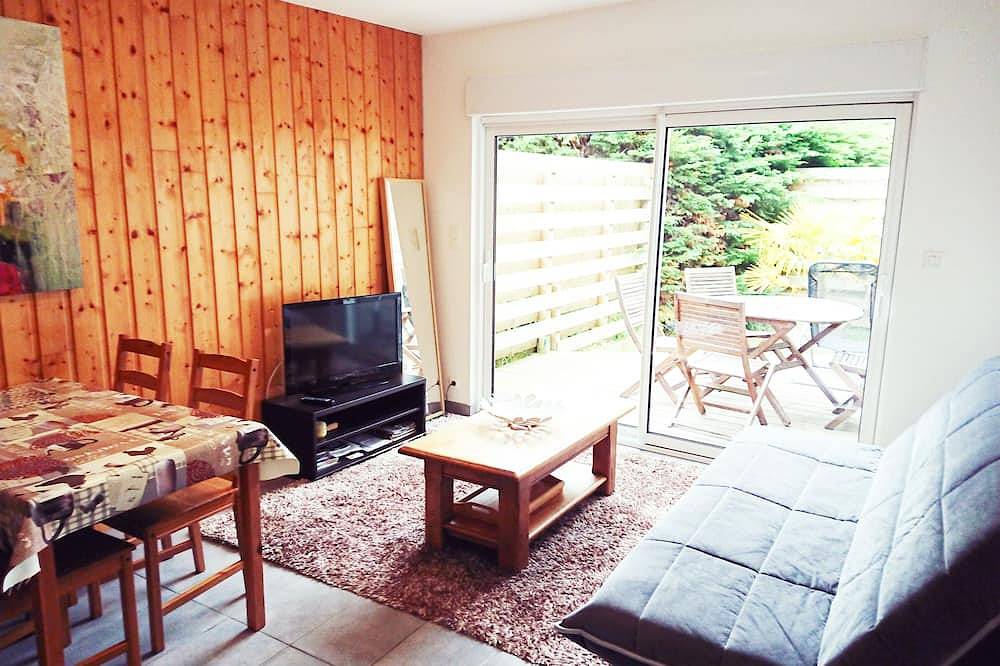 Entire apartment, House with heated pool 3 km from the beach in Pleumeur-Bodou, Pink Granite Coast