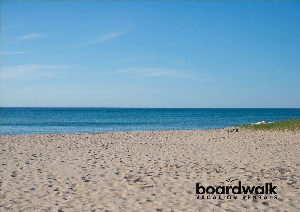 Ganze Wohnung, Updated Main Floor Condo at Pool and Beach in Manistee, Manistee County