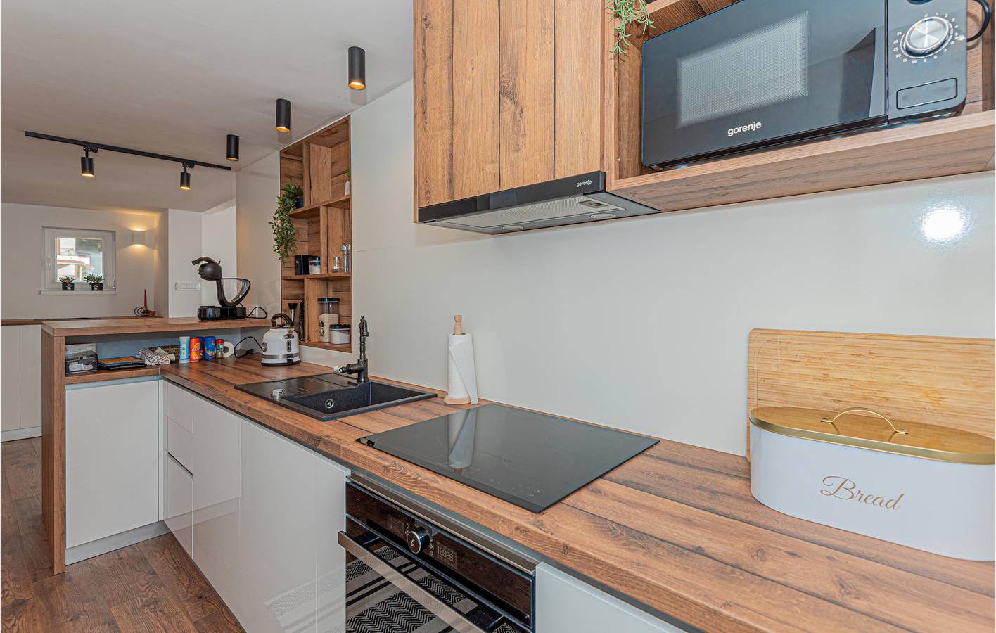 Geräumige 150 m² große Wohnung mit Pool, Terrasse und 1,5 km Entfernung zum Strand in Brodarica, Šibenik-Knin