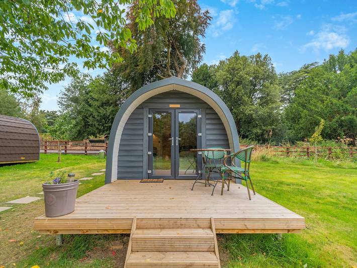 Glamping for 2 people, with garden, with pets in Leicestershire