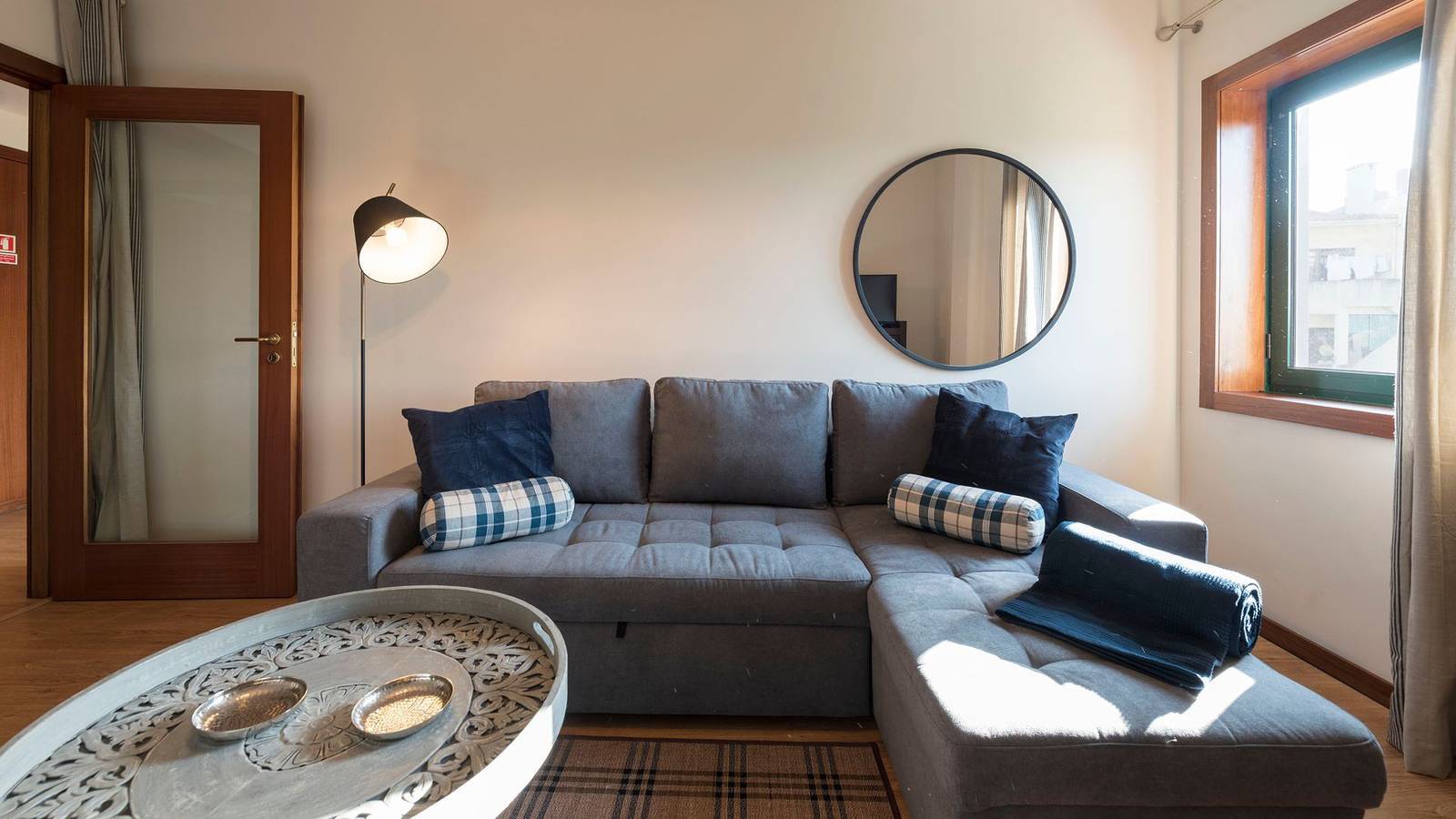 Apartamento inteiro, Downtown Homey Flat w/ Free Parking by Lovelystay in Massarelos, Porto