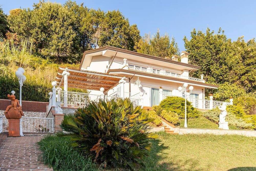 Villa per 8 Persone in Massarosa, Versilia