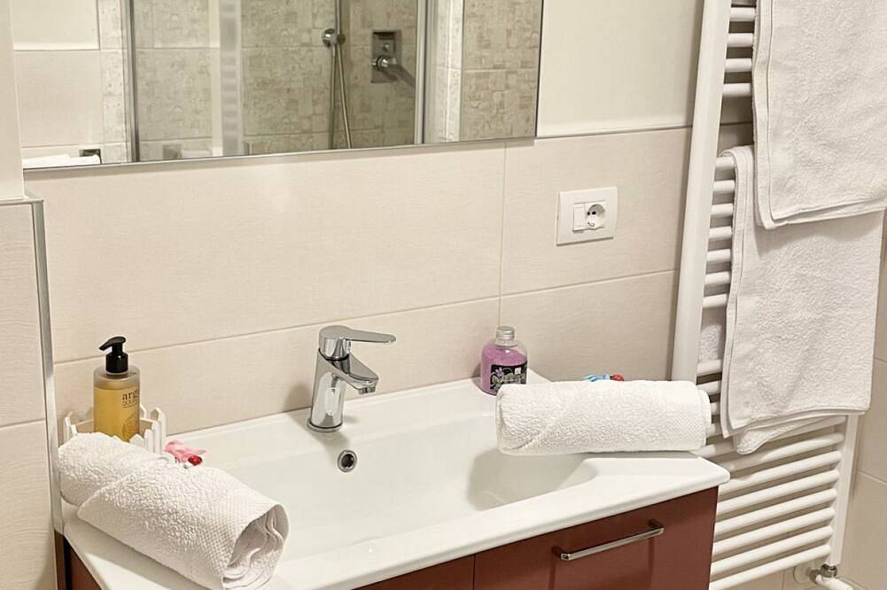 Apartamento entero, This apartment is located in Prato, in a strategic area just a few meters from the Pecci Museum of Contemporary Art and 15 km from Florence. It is situated in front of the Prato Courthouse, near the central train station and the Prato Est highway exit.Id in Prato, Provincia de Prato