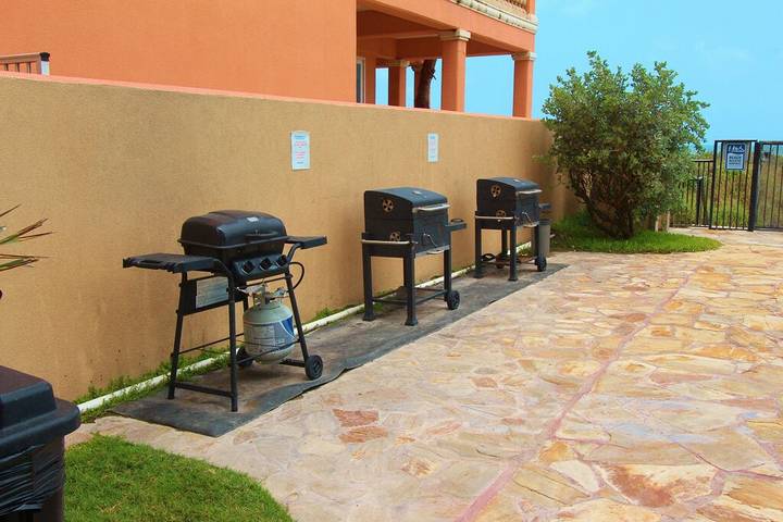 Vacation home for 6 people, with balcony and pool as well as hot tub in South Padre Island