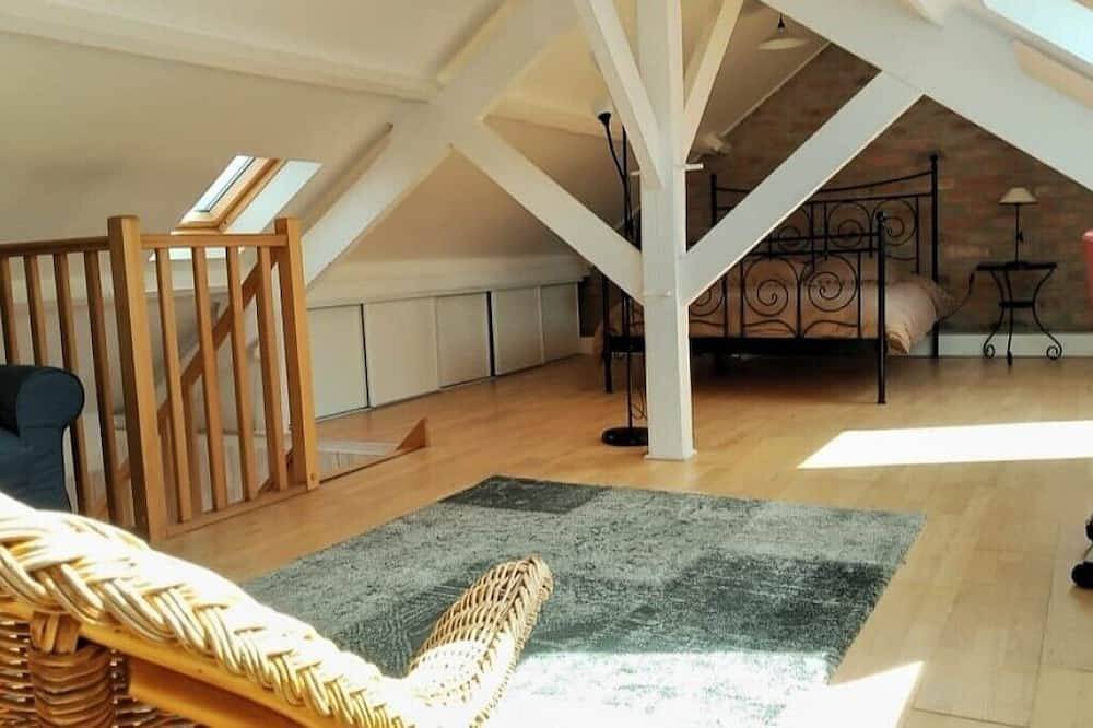 Apartamento entero, Dúplex de 120 m2 en un pequeño y tranquilo pueblo a las afueras de París in Clamart, Altos del Sena