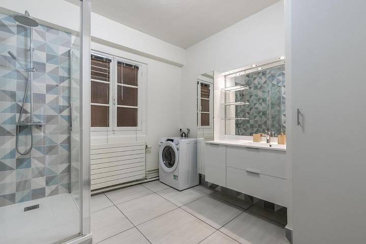 Gîte pour 6 personnes, avec vue ainsi que balcon et vue sur le lac dans Tenay - 4