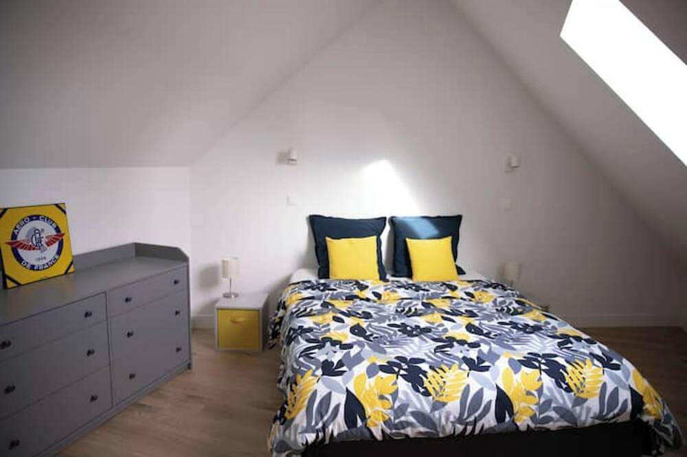 7 bedroom private vacation home in les trois lacs in Tosny, Région de Les Andelys