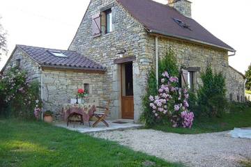 Gîte pour 3 personnes, avec jardin ainsi que terrasse et piscine à Salviac
